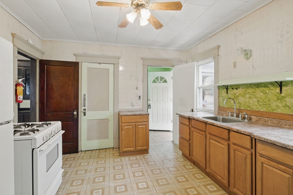136 Albemarle Street Springfield, MA 01109 - Photo 14 of 28 Gallery Image 14