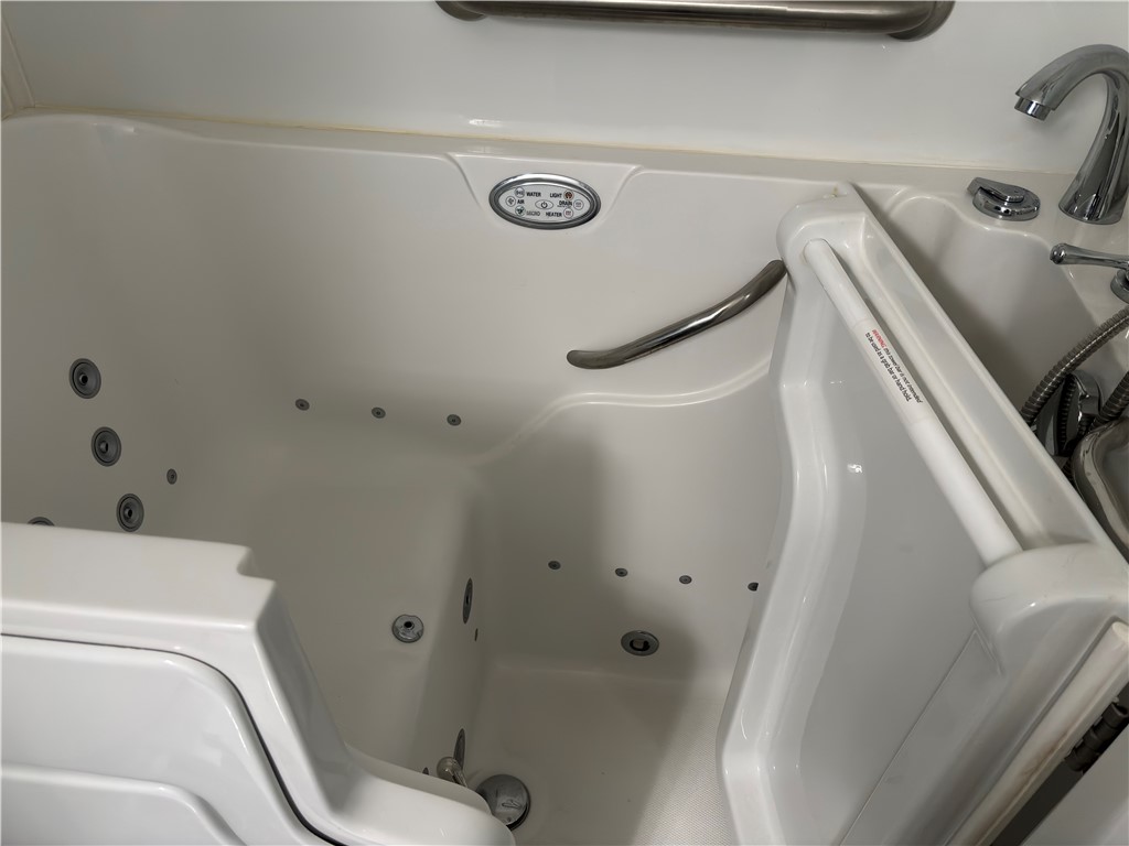 190 Wexford Drive, Unit 107 Anderson, SC 29621 - Photo 11 of 19 Jetted tub