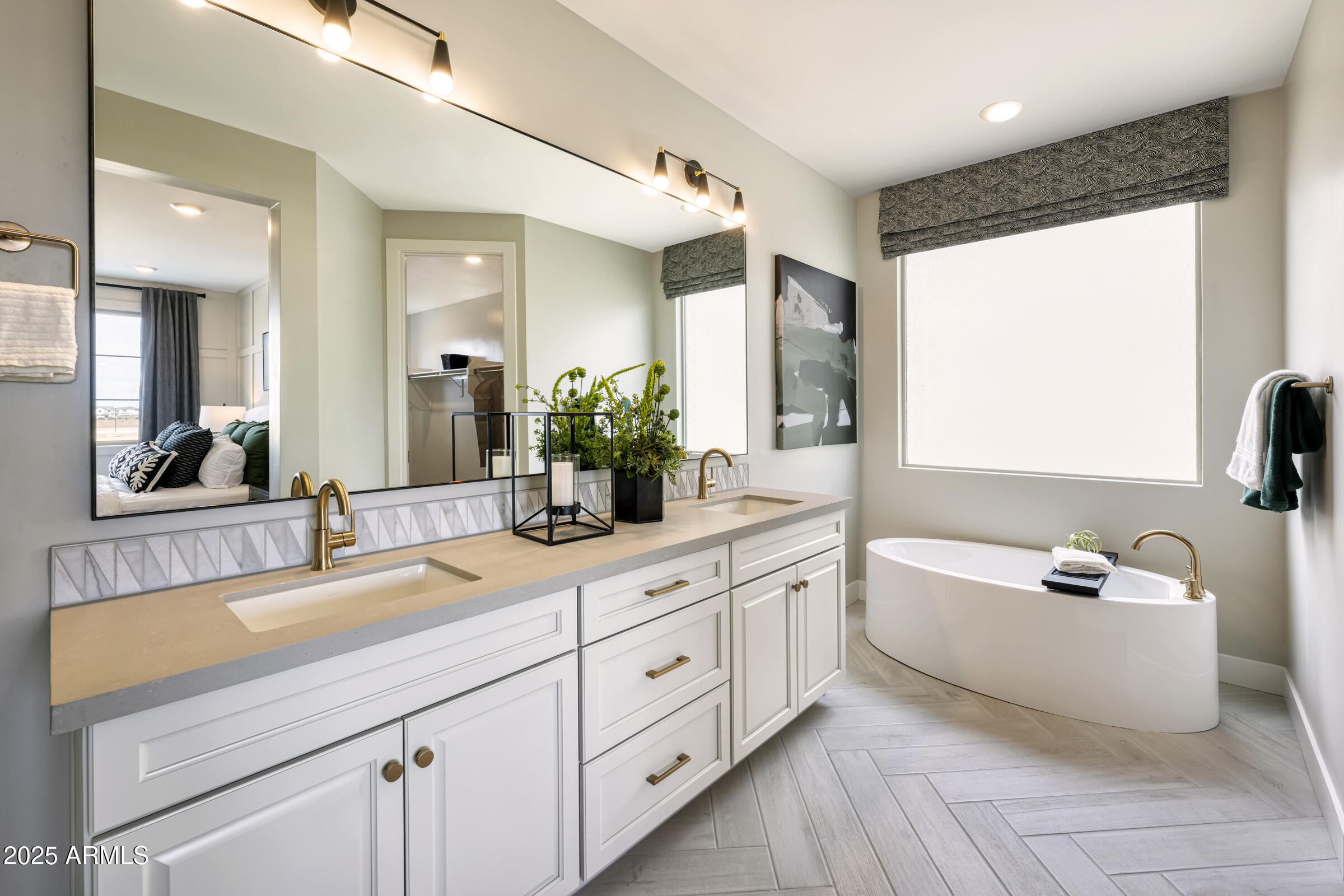 1526 East Coconino Way Gilbert, AZ 85298 - Photo 9 of 15 a spacious bathroom with a double vanity sink a mirror and a bathtub
