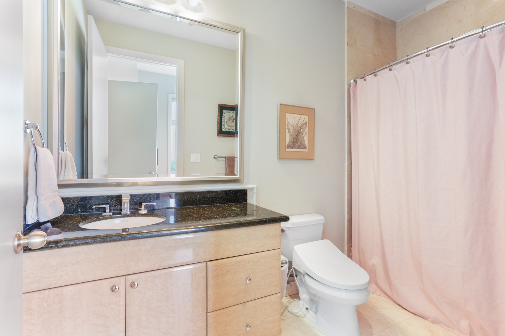 3388 Sage Road, Unit 2102 Houston, TX 77056 - Photo 17 of 21 Secondary bathroom with tub/shower combo.