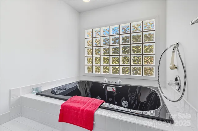 a view of entryway and livingroom with furniture