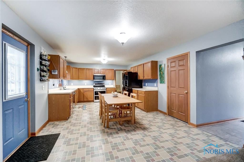 1526 Cardinal Road Bowling Green, OH 43402 - Photo 7 of 28 Gallery Image 7