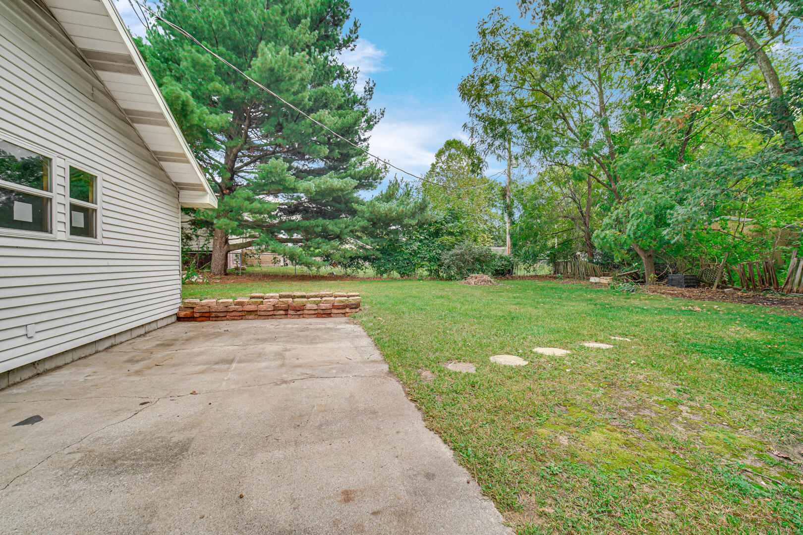 10447 North 477 East Demotte, IN 46310 - Photo 27 of 31 a view of a backyard with green space