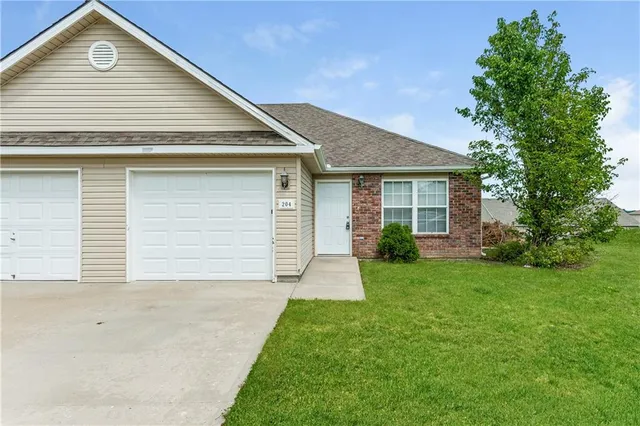 $1,340 | 204 Palmer Court, Pleasant Hill, MO 64080