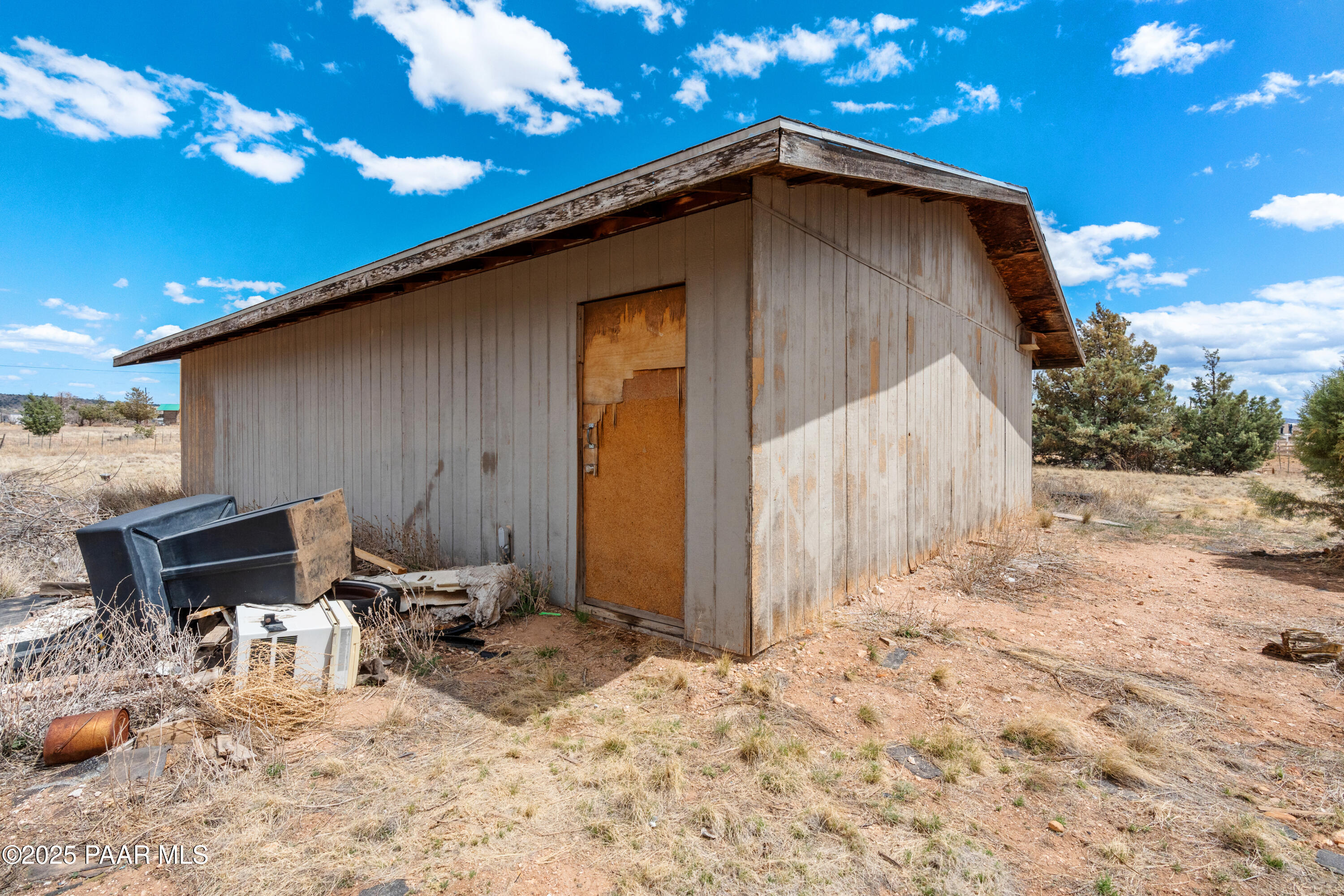 25200 North Stump Road Paulden, AZ 86334 - Photo 4 of 19 a backyard of a house with table and chairs with wooden fence