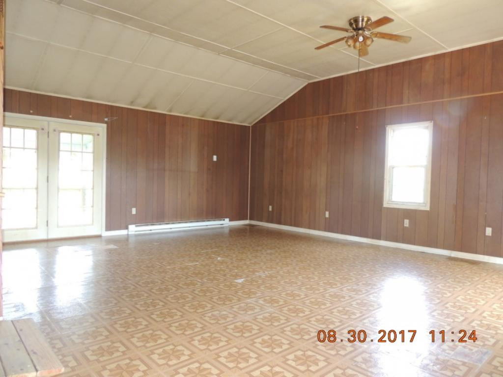 1495 Delta Valley Road Greeneville, TN 37745 - Photo 8 of 14 Large Family Room