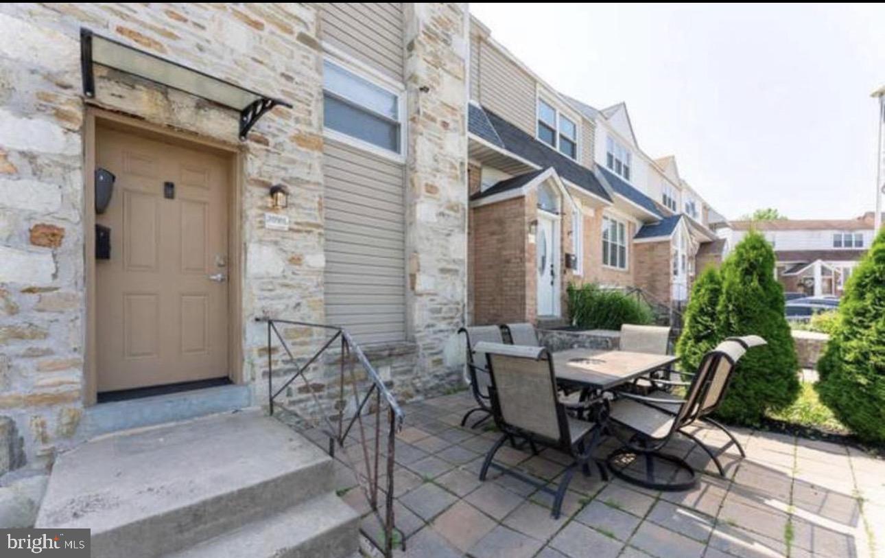 10869 Harrow Road Philadelphia, PA 19154 - Photo 13 of 13 Front entertainment space