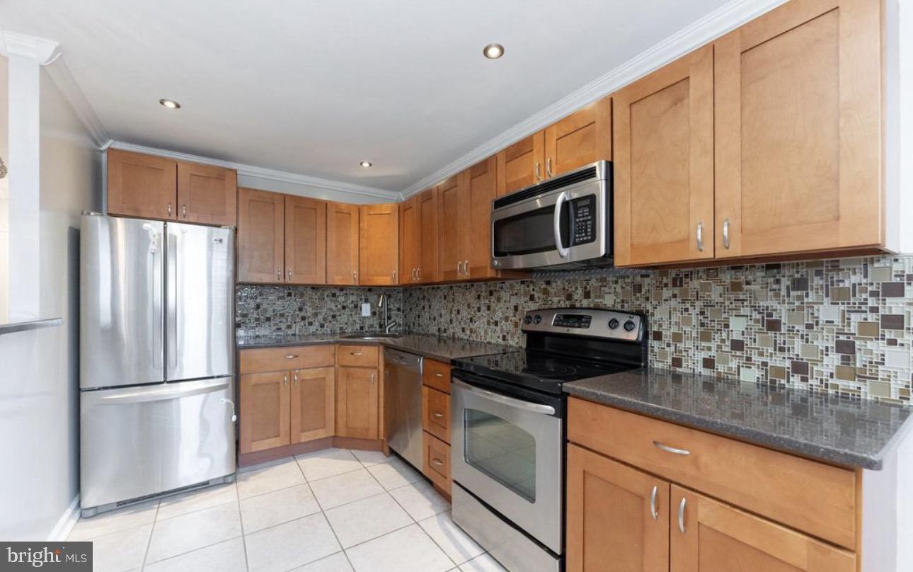 10869 Harrow Road Philadelphia, PA 19154 - Photo 2 of 13 1st floor unit kitchen