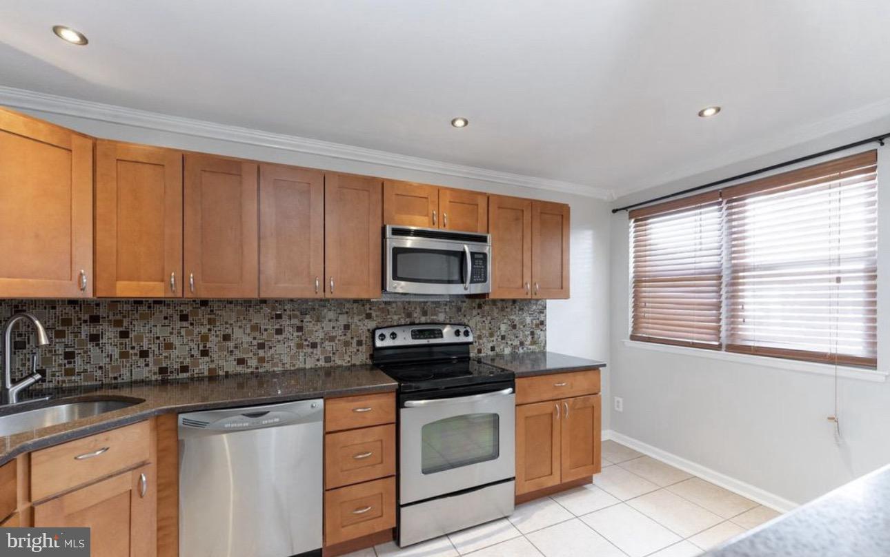 10869 Harrow Road Philadelphia, PA 19154 - Photo 3 of 13 1st floor unit kitchen