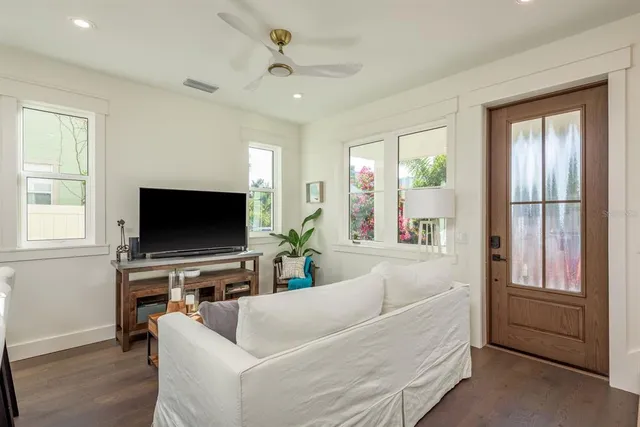 $900,000 | 927 6th Street North, St. Petersburg, FL 33701