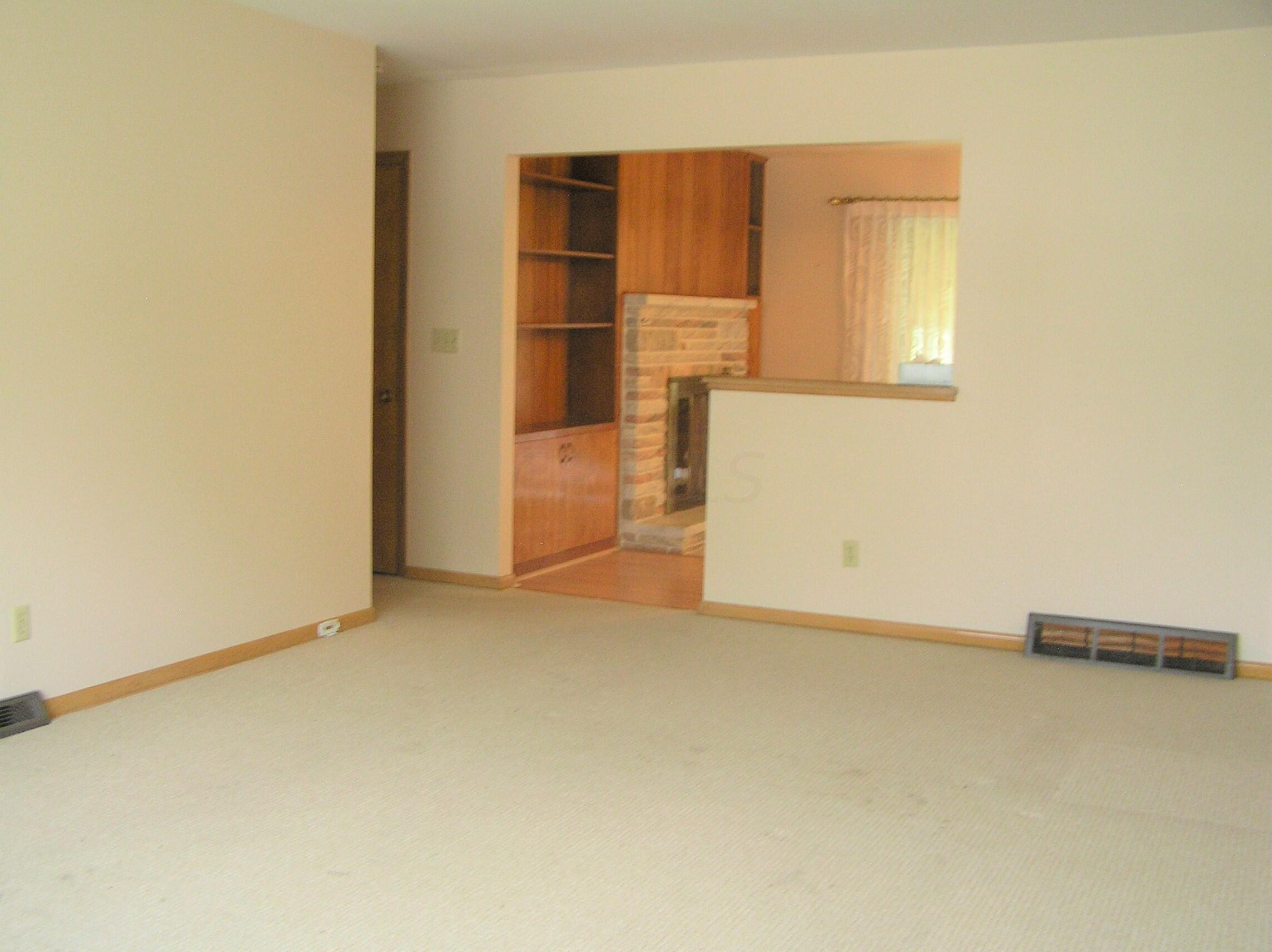 4800 Esterbrook Road Columbus, OH 43229 - Photo 5 of 32 LIVING ROOM