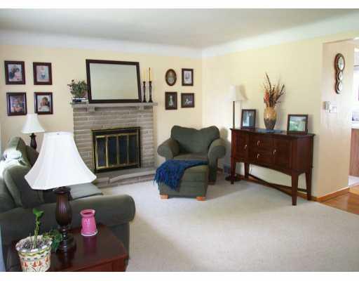 426 Raspberry Drive Monroeville, PA 15146 - Photo 2 of 8 Living Room.