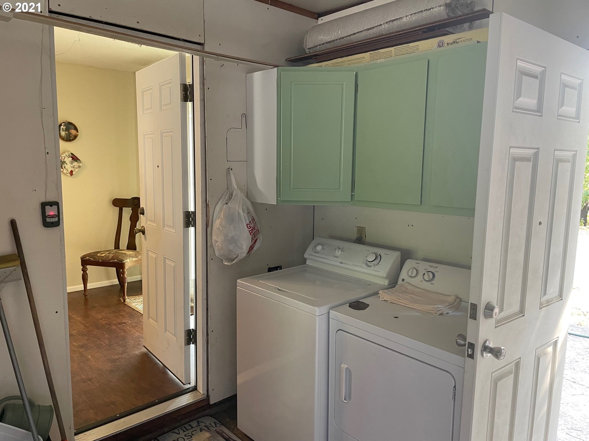 1451 Water Street Springfield, OR 97477 - Photo 16 of 23 a utility room with dryer and washer