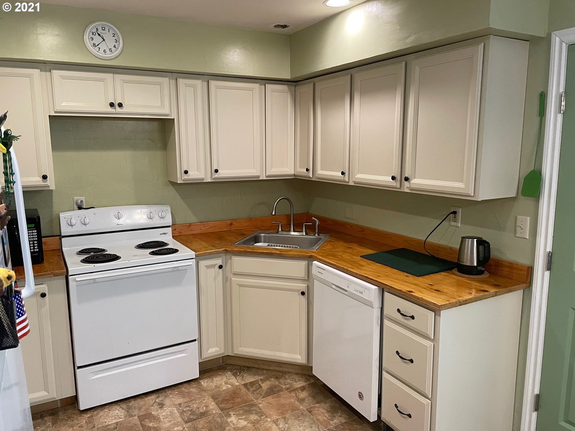 1451 Water Street Springfield, OR 97477 - Photo 7 of 23 a utility room with cabinets washer and dryer