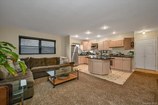 $290,000 | 25 Elizabeth Street, Unit 2F, Farmingdale, NY 11735