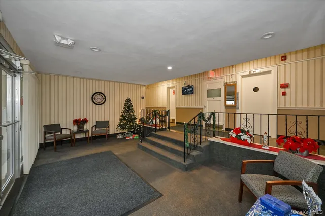 $290,000 | 25 Elizabeth Street, Unit 2F, Farmingdale, NY 11735