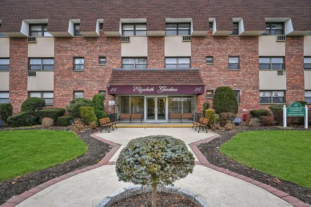 $290,000 | 25 Elizabeth Street, Unit 2F, Farmingdale, NY 11735