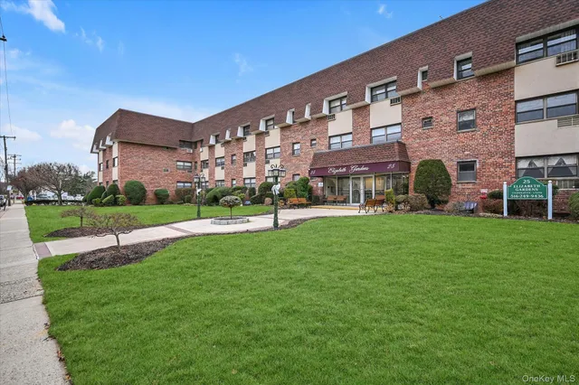 $290,000 | 25 Elizabeth Street, Unit 2F, Farmingdale, NY 11735