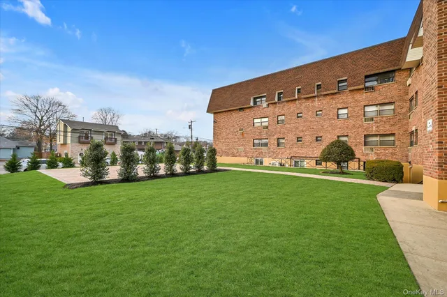 $290,000 | 25 Elizabeth Street, Unit 2F, Farmingdale, NY 11735