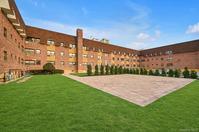 $290,000 | 25 Elizabeth Street, Unit 2F, Farmingdale, NY 11735