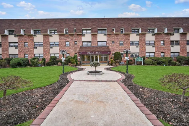 $290,000 | 25 Elizabeth Street, Unit 2F, Farmingdale, NY 11735