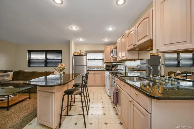 $290,000 | 25 Elizabeth Street, Unit 2F, Farmingdale, NY 11735