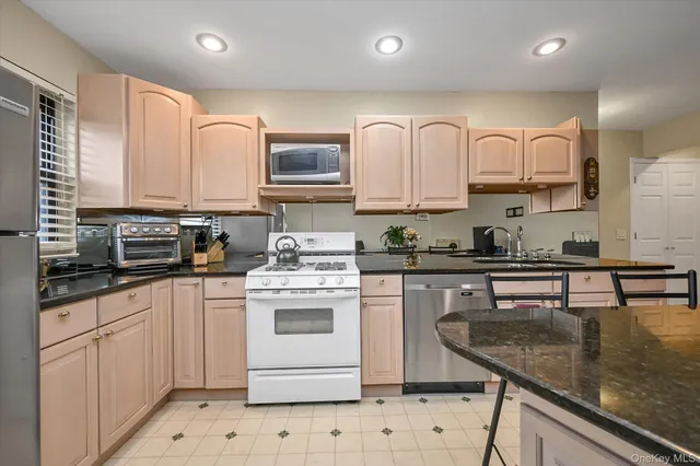 $290,000 | 25 Elizabeth Street, Unit 2F, Farmingdale, NY 11735