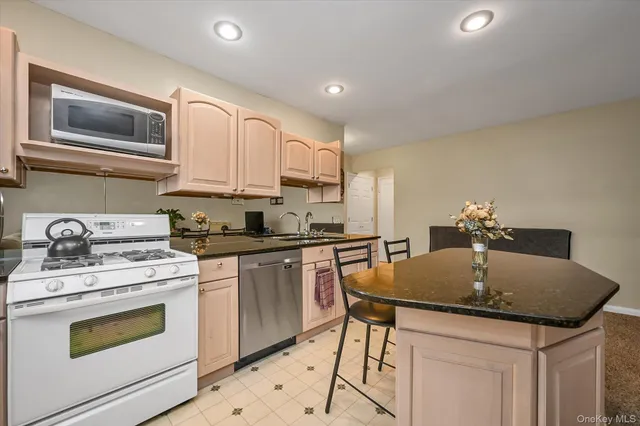 $290,000 | 25 Elizabeth Street, Unit 2F, Farmingdale, NY 11735