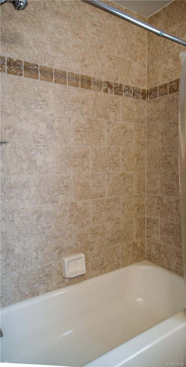 47916 Racewood Drive Macomb, MI 48044 - Photo 17 of 28 Shower.jpg