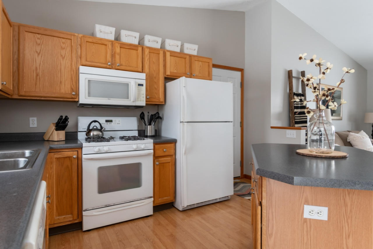 53202 Ridgeview Circle Paw Paw, MI 49079 - Photo 7 of 28 Kitchen