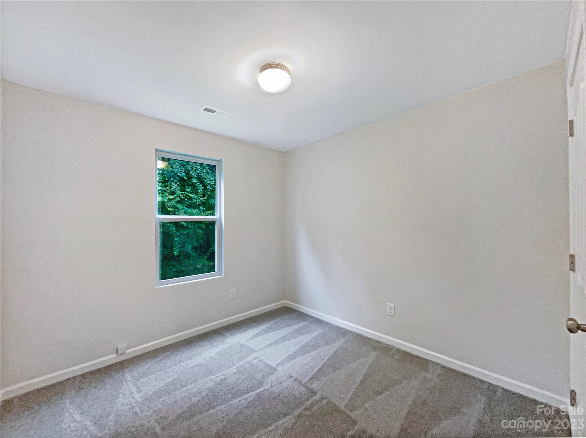 320 Peachtree Road Charlotte, NC 28216 - Photo 16 of 18 an empty room with a window