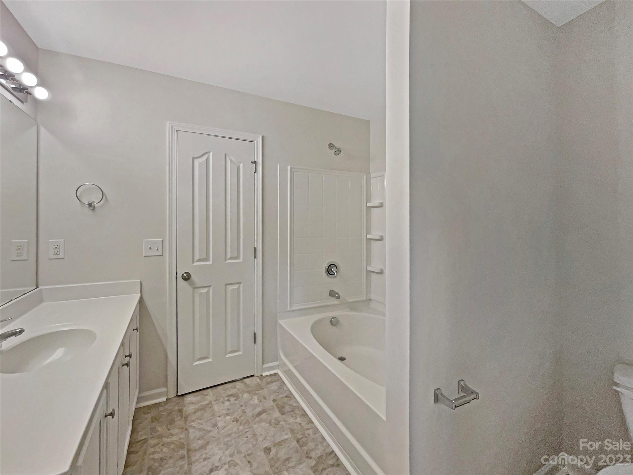 320 Peachtree Road Charlotte, NC 28216 - Photo 17 of 18 a bathroom with a tub sink and mirror