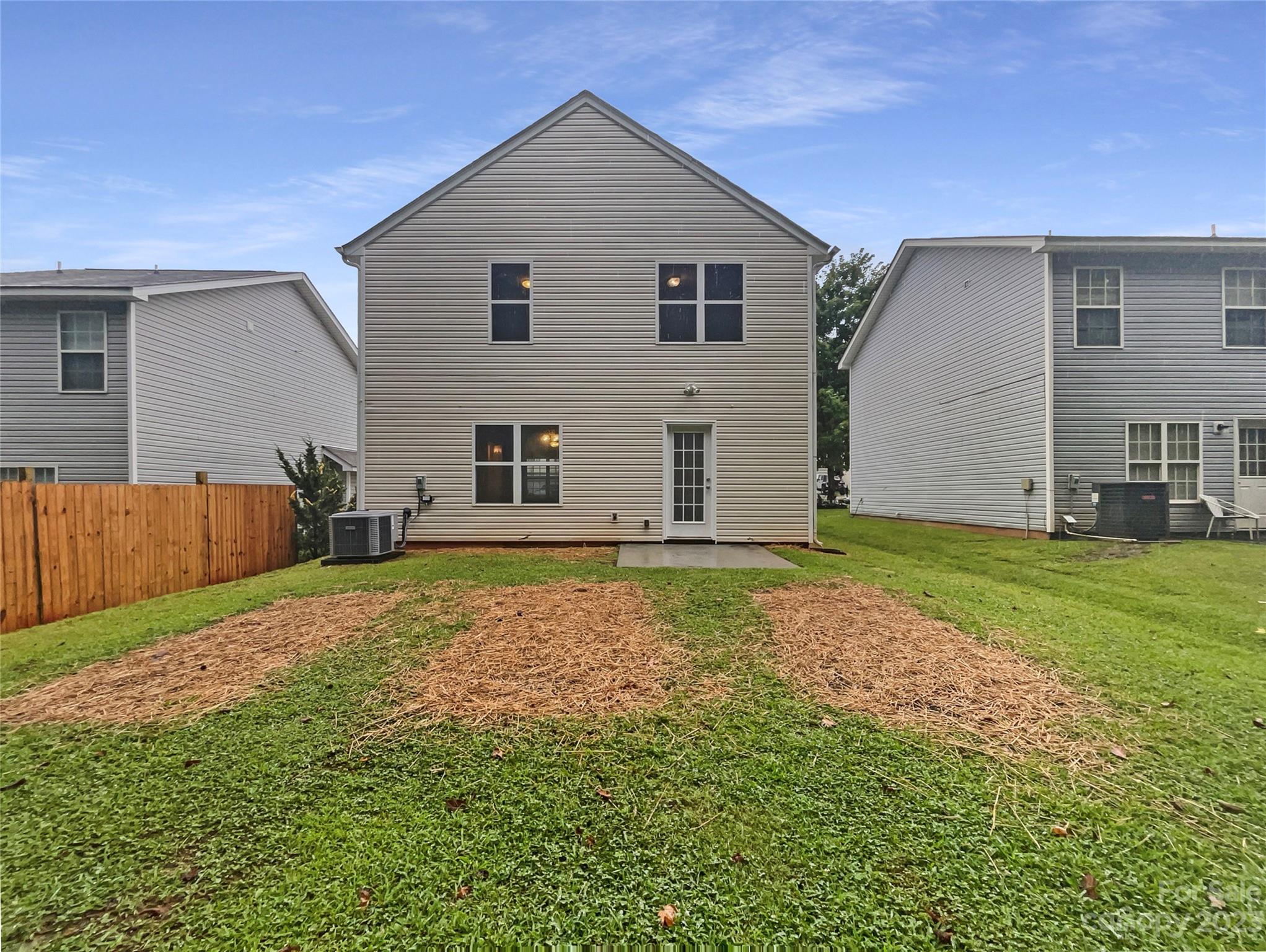 320 Peachtree Road Charlotte, NC 28216 - Photo 18 of 18 a backyard of a house