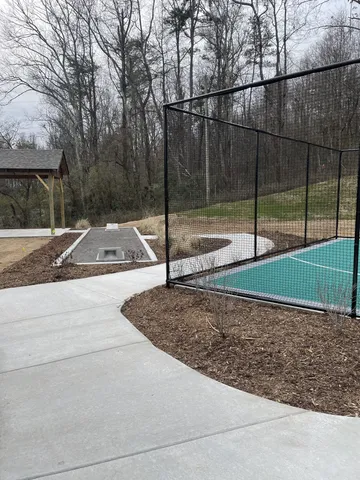 a view of a backyard