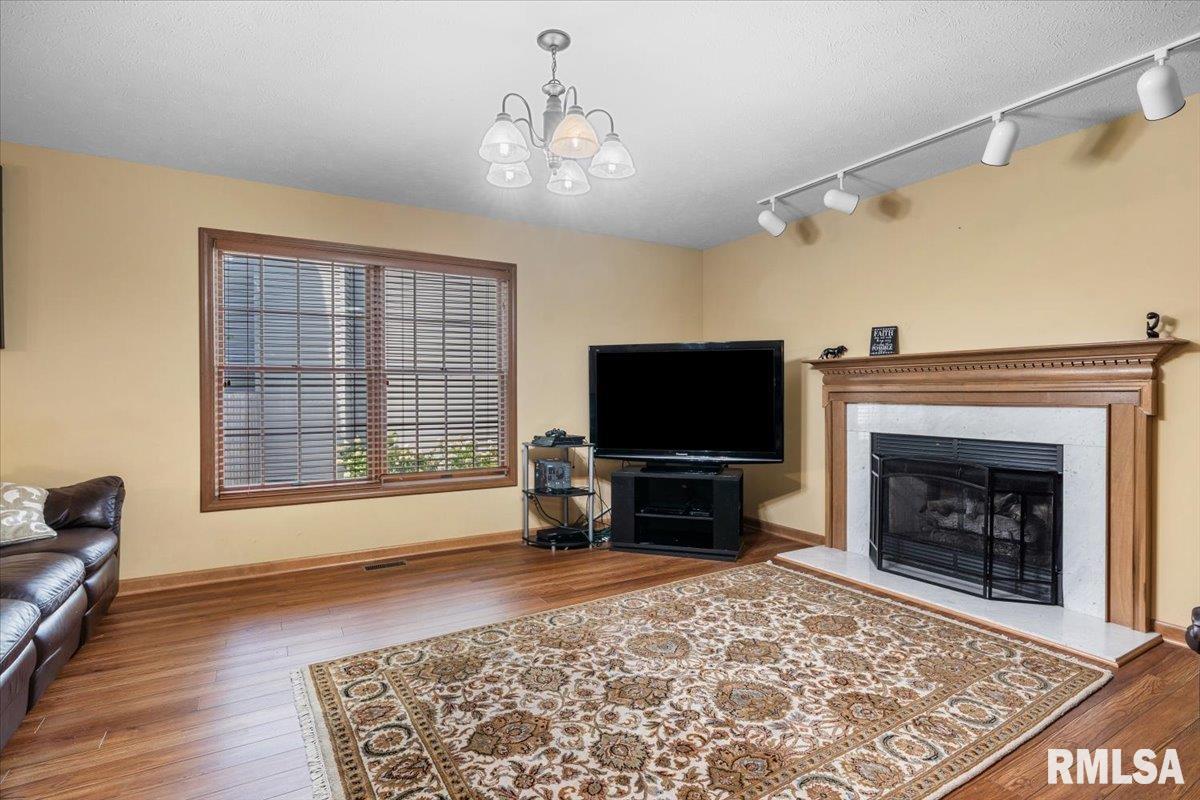 8033 Wilson Terrace Springfield, IL 62712 - Photo 5 of 39