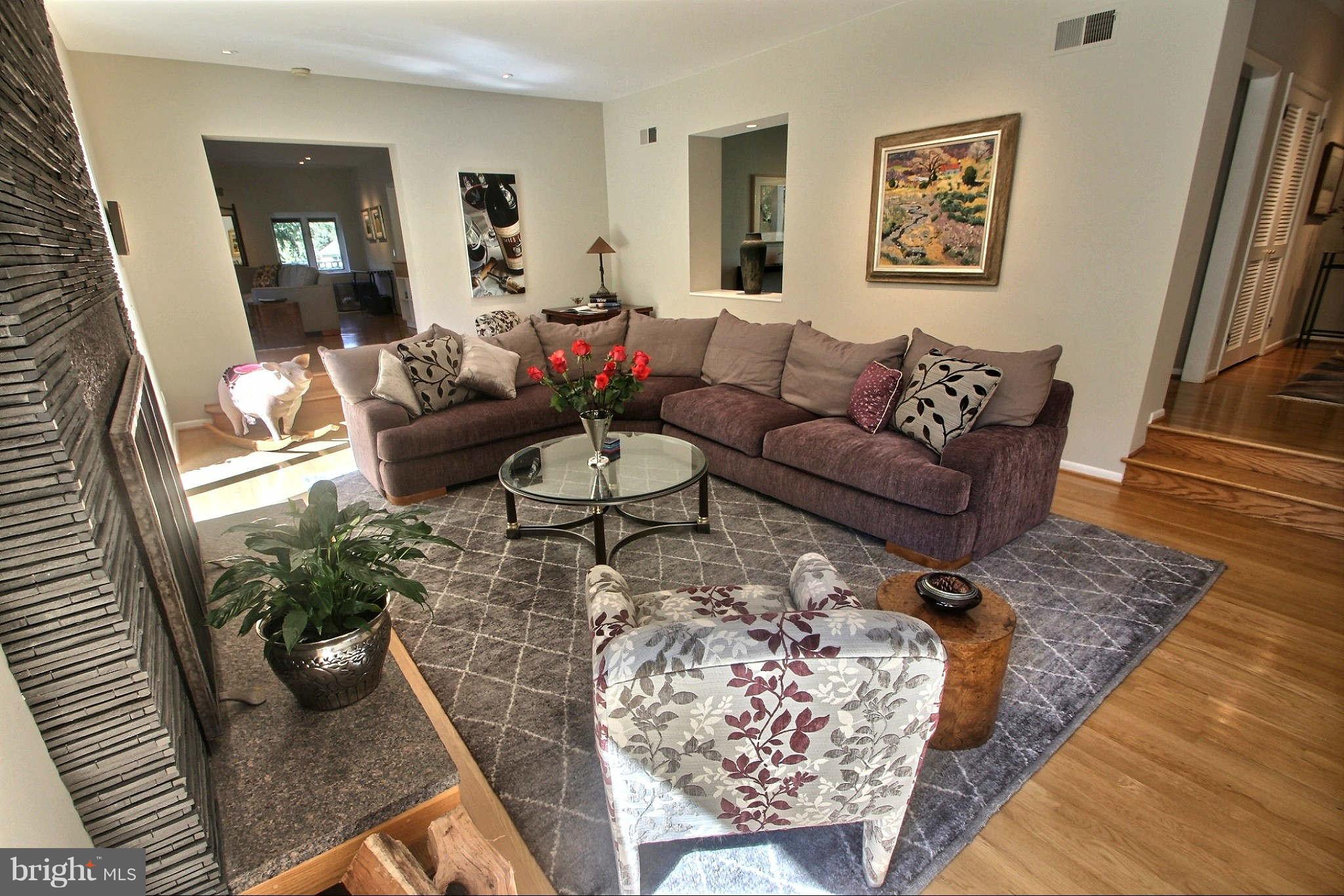 9410 Persimmon Tree Road Potomac, MD 20854 - Photo 5 of 30 Living Room
