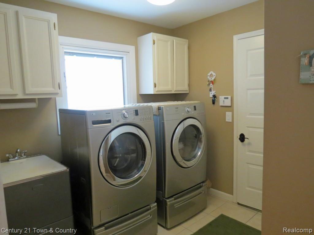 300 Lake Forest Road Rochester, MI 48309 - Photo 38 of 44 laundry.jpg