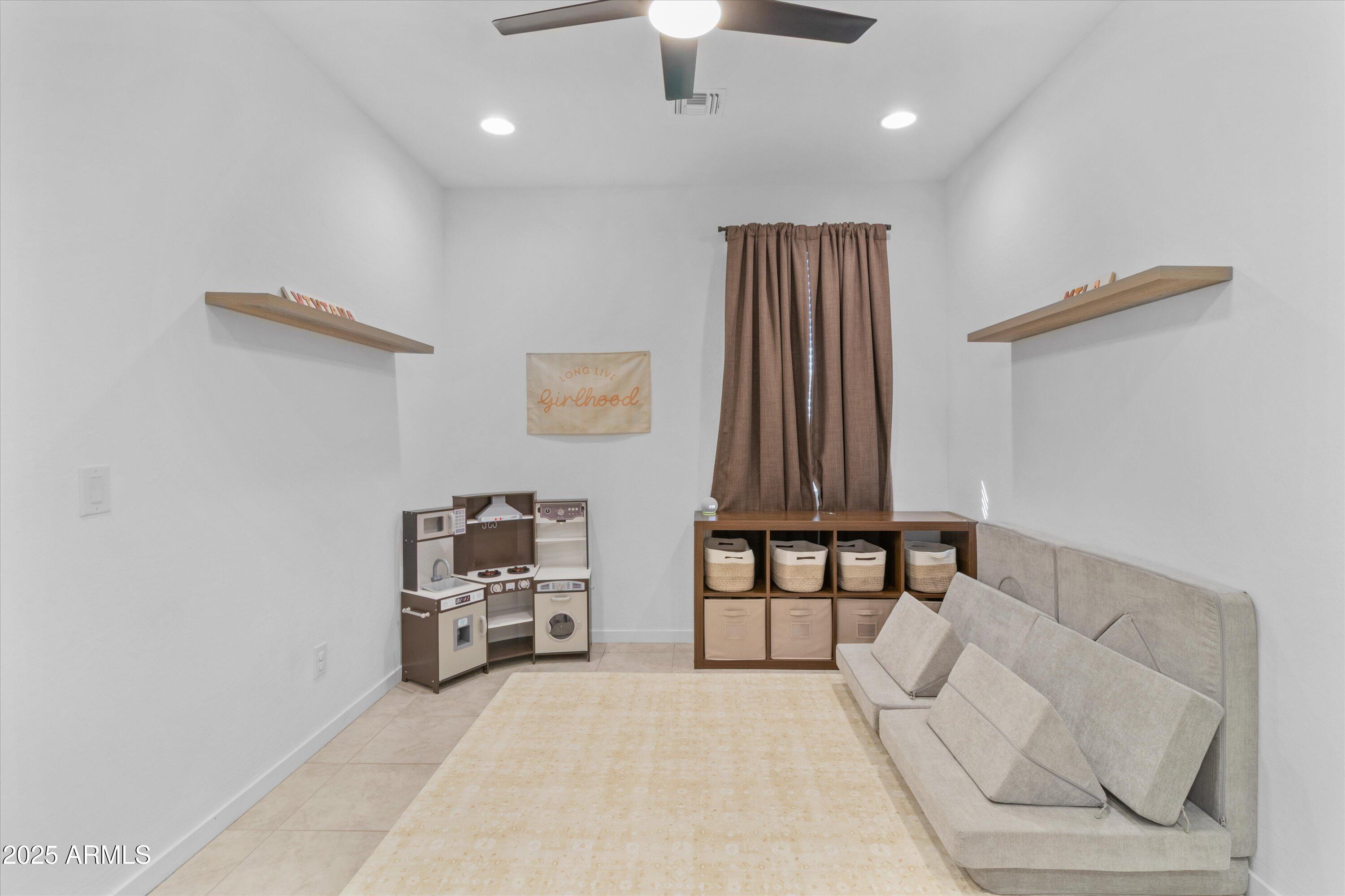 17970 West Pierson Street Goodyear, AZ 85395 - Photo 23 of 66 a living room with furniture