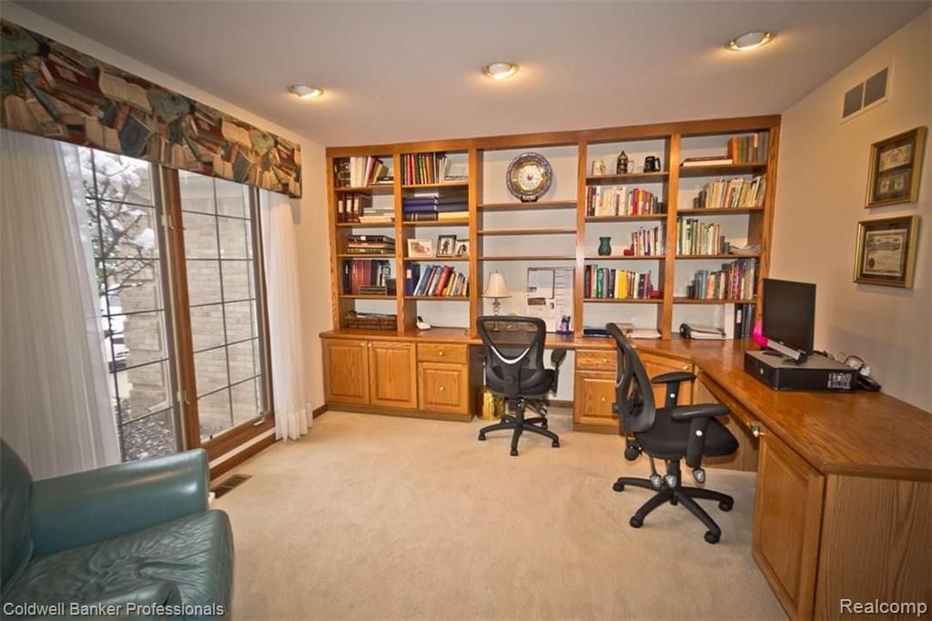 36874 Chesapeake Road Farmington Hills, MI 48335 - Photo 6 of 46