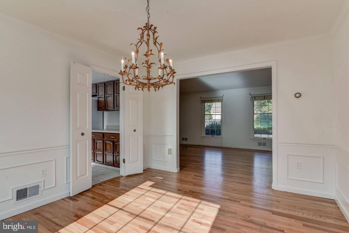 9601 Persimmon Tree Road Potomac, MD 20854 - Photo 4 of 25 Dining room