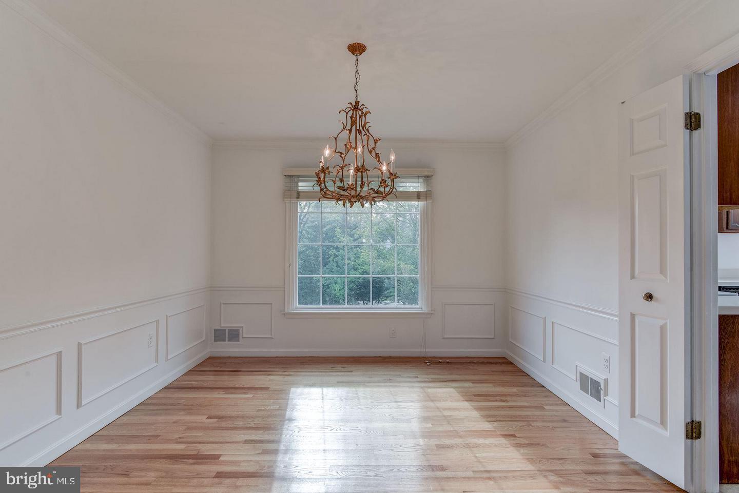 9601 Persimmon Tree Road Potomac, MD 20854 - Photo 5 of 25 Dining room