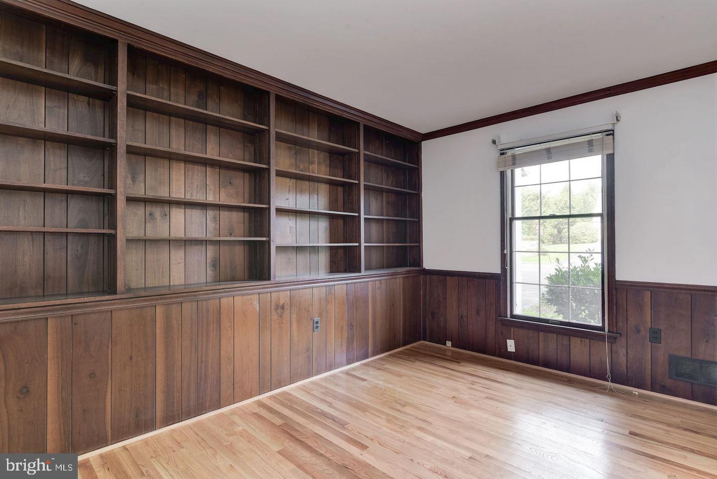 9601 Persimmon Tree Road Potomac, MD 20854 - Photo 8 of 25 Library/Den