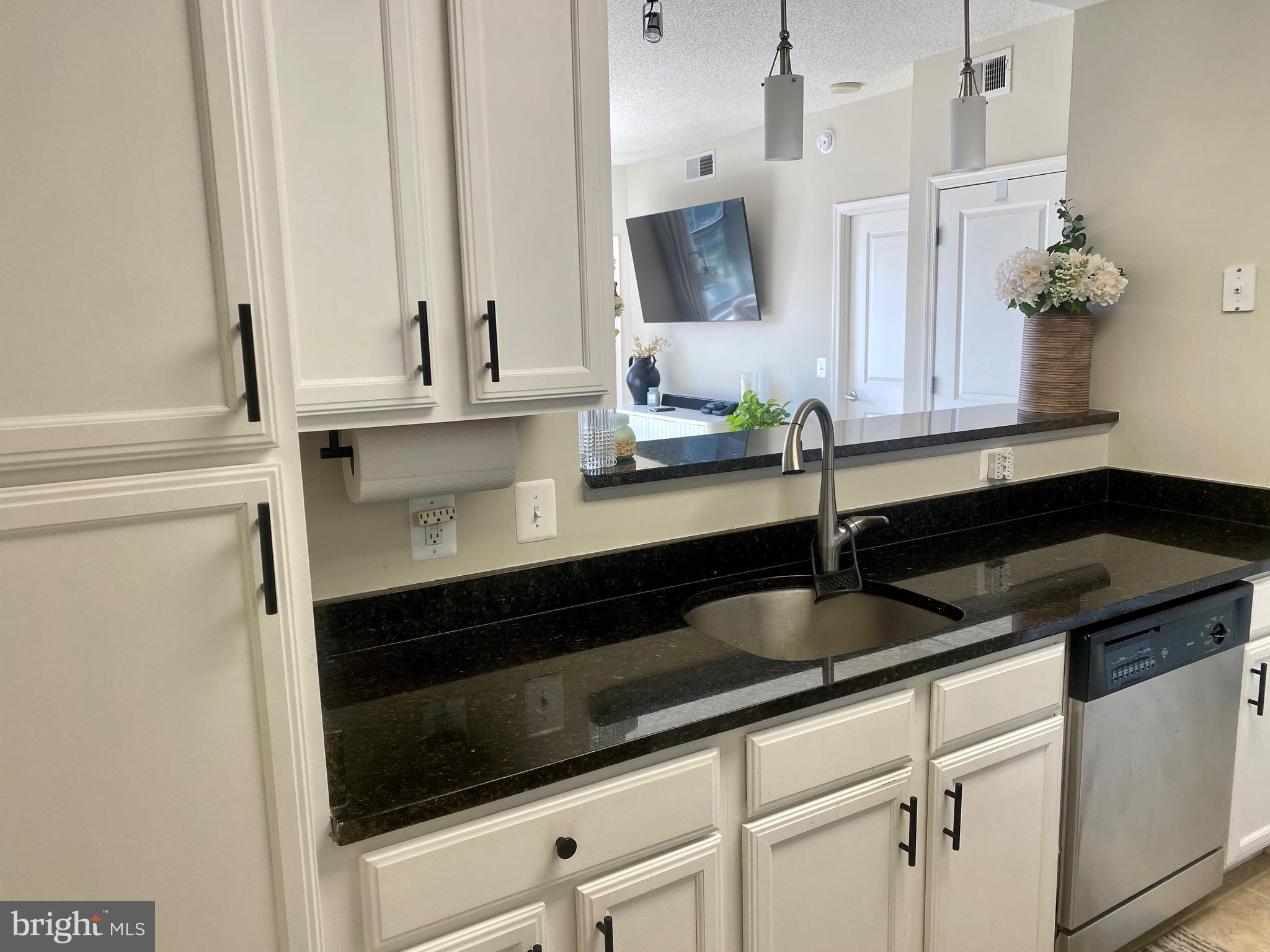 11800 Sunset Hills Road, Unit 1211 Reston, VA 20190 - Photo 20 of 37 GRANITE COUNTERS