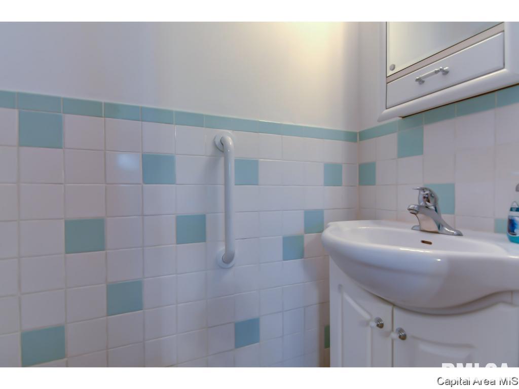 409 Springfield Road Athens, IL 62613 - Photo 16 of 36 Gallery Image 16