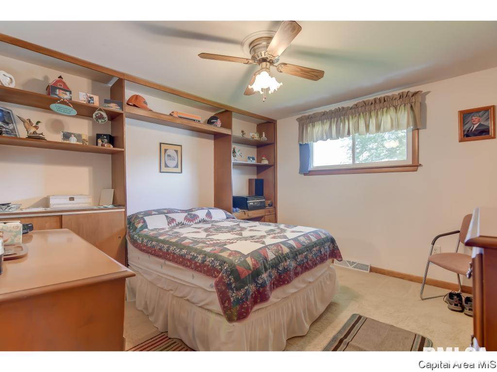409 Springfield Road Athens, IL 62613 - Photo 17 of 36 Gallery Image 17