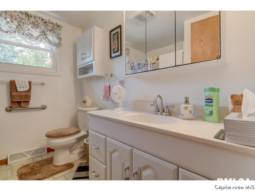 409 Springfield Road Athens, IL 62613 - Photo 23 of 36 Gallery Image 23