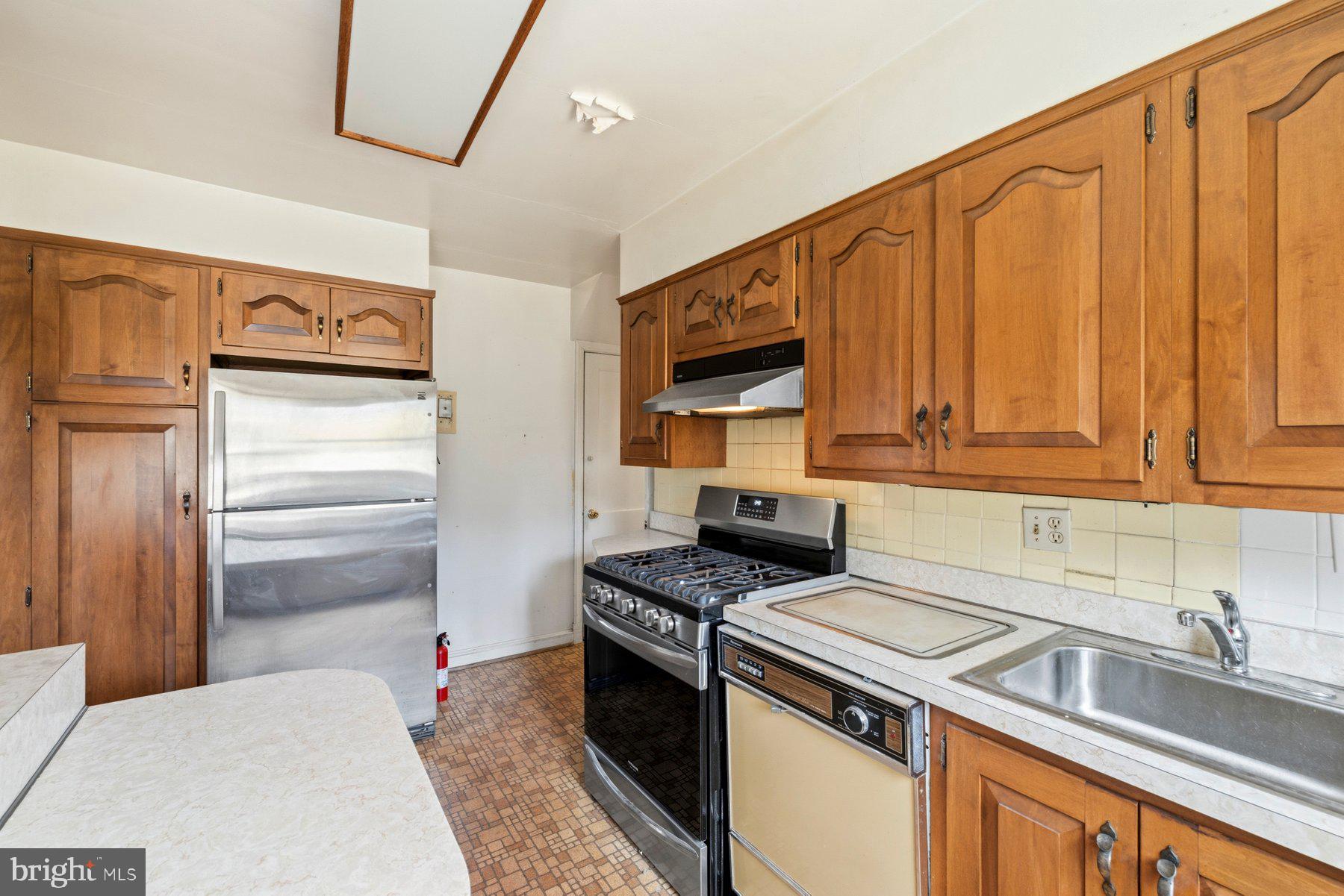 1327 Leegate Road Northwest Washington, DC 20012 - Photo 11 of 38