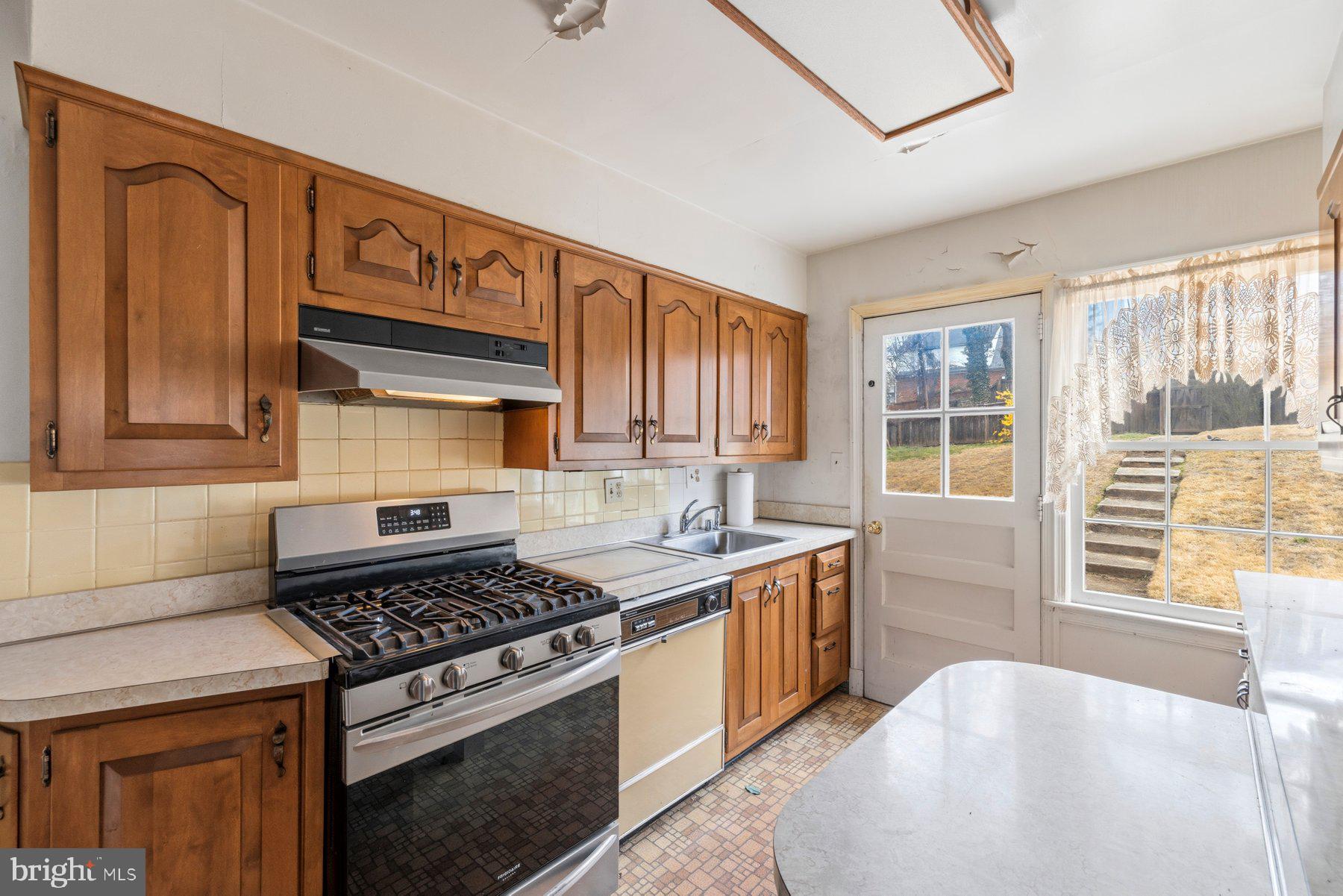 1327 Leegate Road Northwest Washington, DC 20012 - Photo 8 of 38