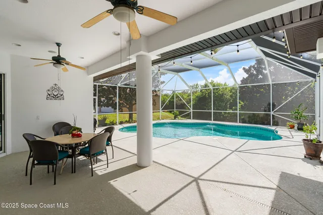 a view of a house with backyard and garden