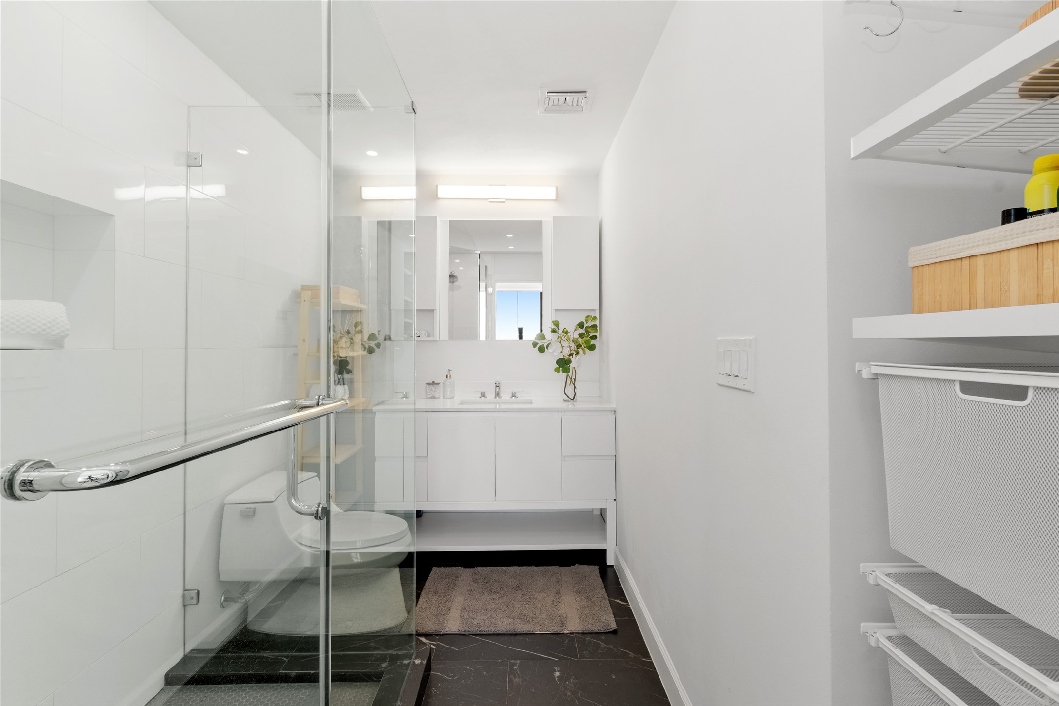 14 Greenway Plaza, Unit 23N Houston, TX 77046 - Photo 14 of 26 a bathroom with a sink and mirror